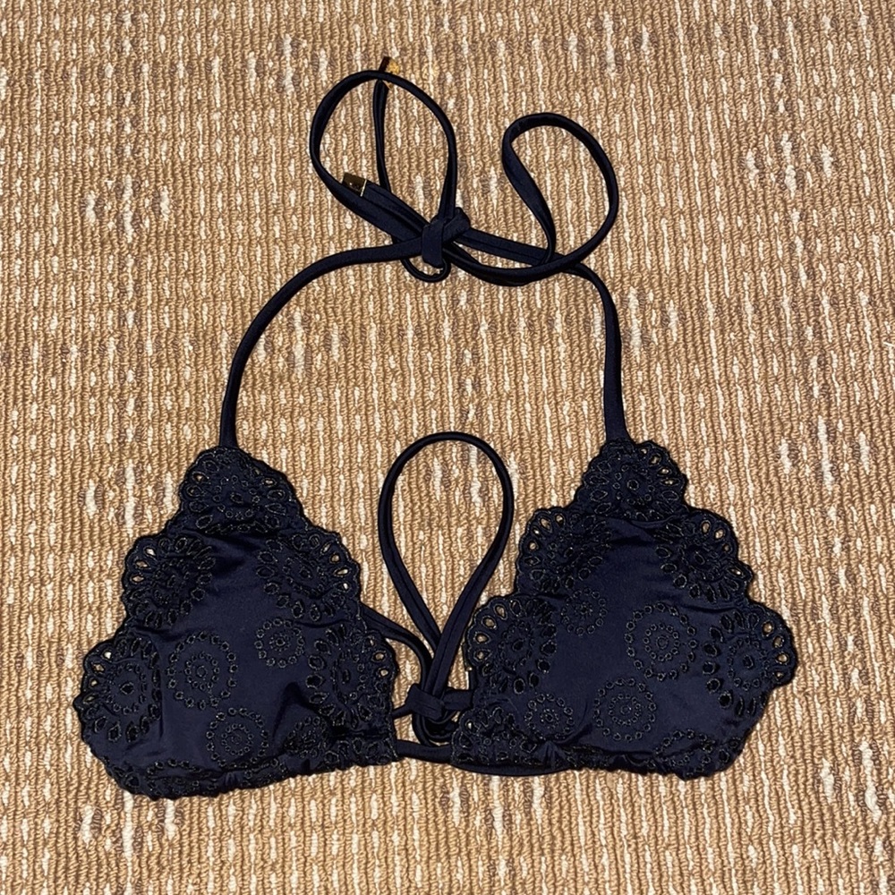 Derek Lam 10 Crosby Black Eyelet Scalloped Bikini Top SZ XS NWOT - Picture 2 of 3